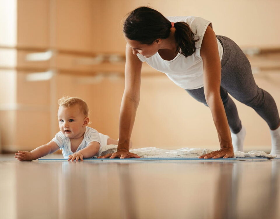 Une jeune maman s'entraine pour récupérer de son accouchement