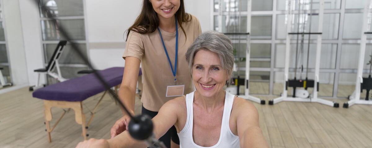 Une kinésiologue aide une dame à faire ses exercices